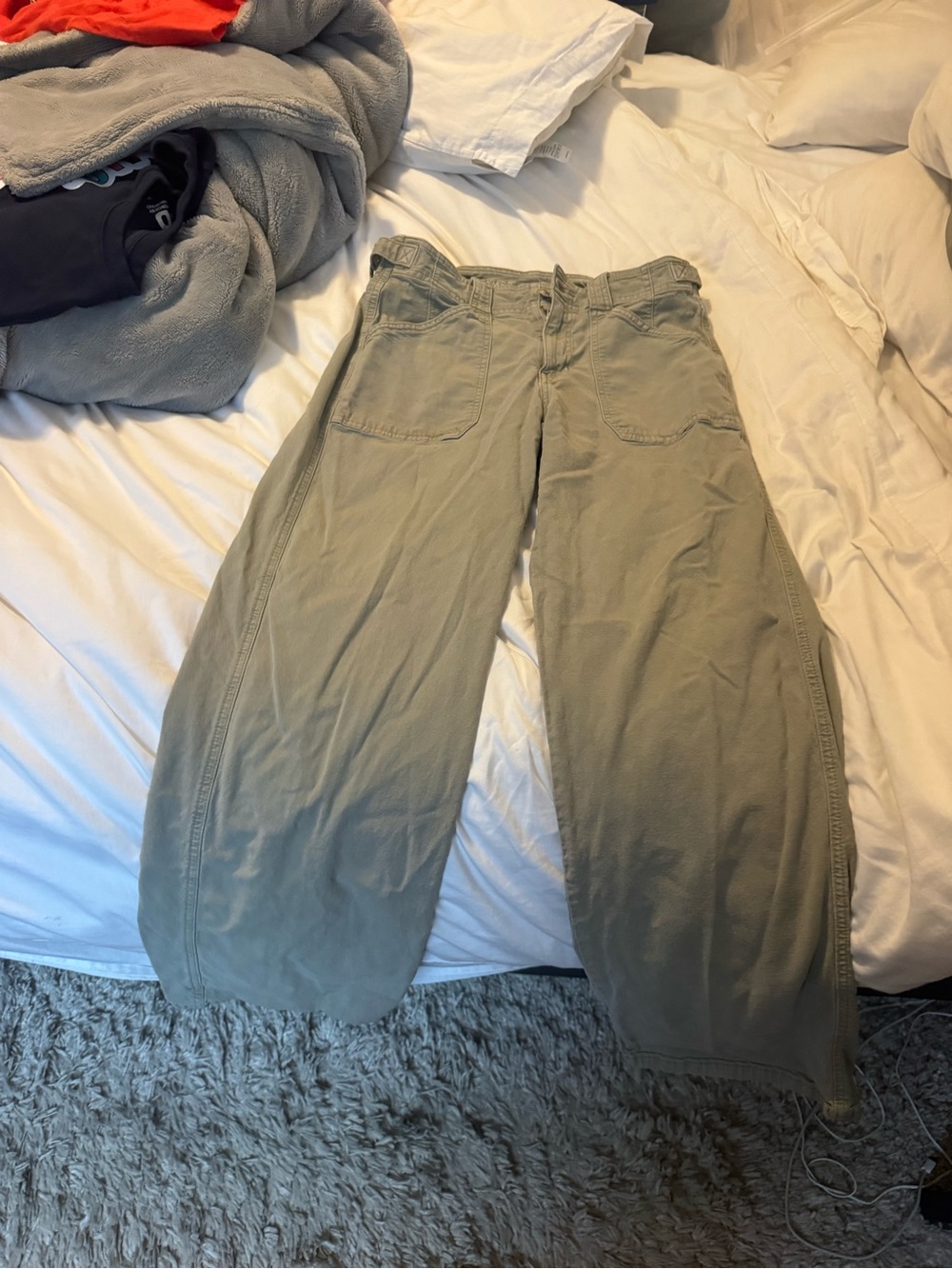 Women’s stovepipe American eagle cargo pants